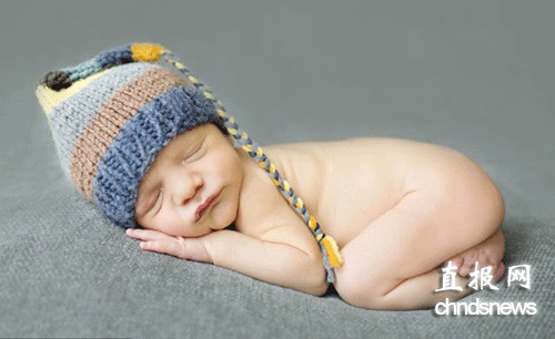 美摄影师拍新生儿“睡美人”照