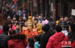  “孙悟空”现身重庆千年古镇磁器口 