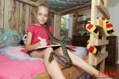  美9岁女童与蛇同住同玩令人震惊 