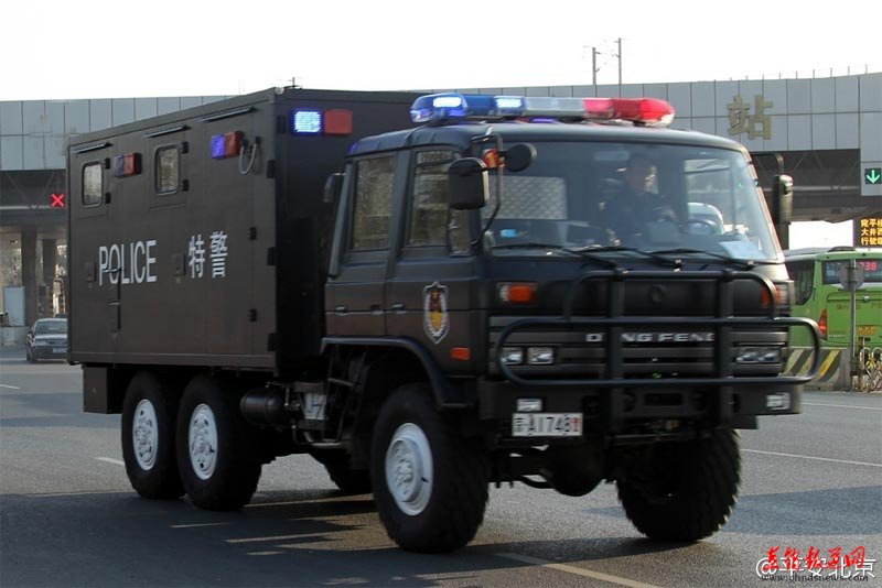 北京公安反恐防暴拉练 特警车辆性能揭秘(3)
