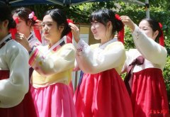  韩国大学生穿韩服举行成人礼 