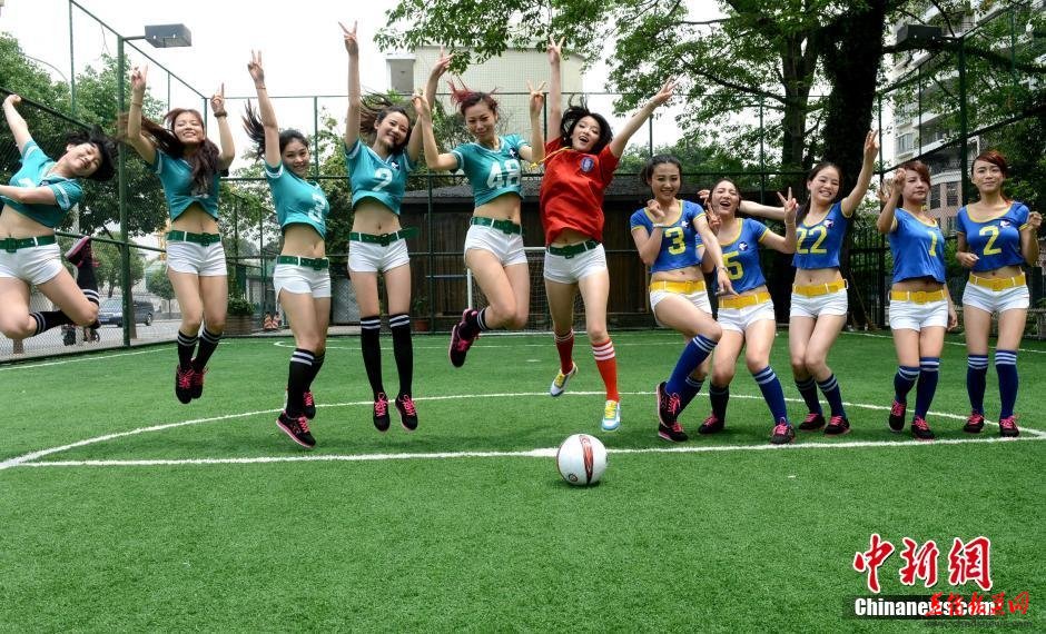 福州上演美女足球赛 为世界杯预热 