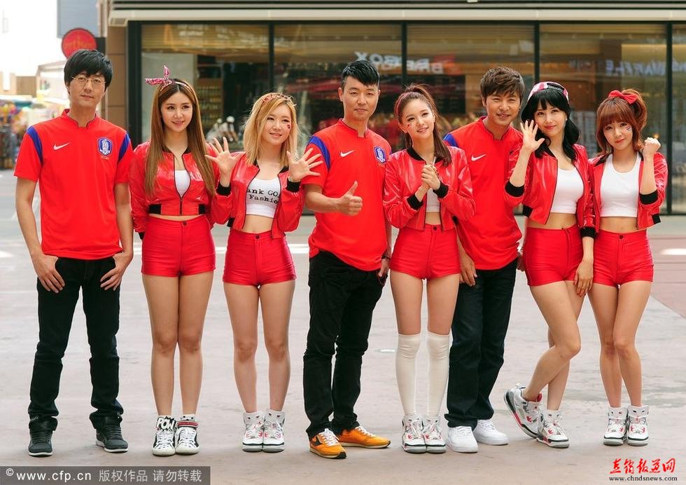  韩美少女组合助威世界杯 牵手男足献唱 