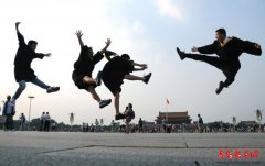  北京大学生在天安门广场拍毕业照 