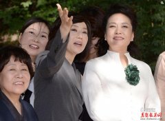 彭丽媛与韩国代理“第一夫人”游宫殿 