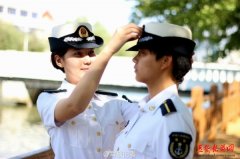  中国海军首批新疆籍维吾尔族女学员军校写真 