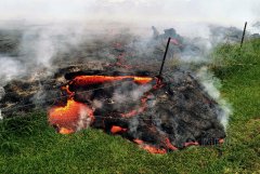  夏威夷火山喷发 岩浆直逼居民区场面震撼 