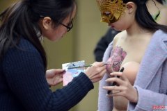  南京模特寒风中裸身彩绘 