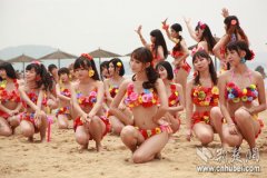  汉版“AKB48女团”穿鲜花比基尼热舞东湖沙滩浴场 