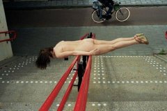 荷兰美女摄影师裸体横身街头，为行为艺术现身 