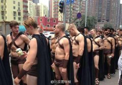  外国模特北京街头扮演“斯巴达勇士”被抓 