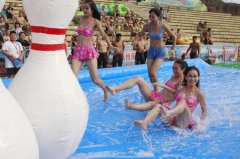  杭州美女泳池里打起人体保龄球 