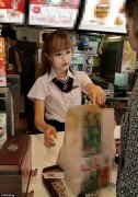  台湾最萌女店员走红 粉丝买快餐只为看一眼 