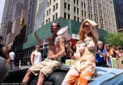  美国迎“坦胸日” 女子游行争裸胸权 