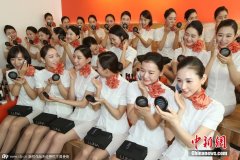  韩国新空姐美容化妆培训 照镜子涂唇膏 