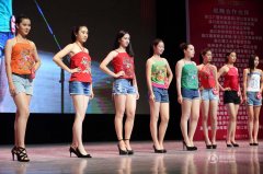  杭州佳丽角逐世界旅游文化小姐 肚兜大长腿吸睛 