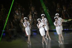  朝鲜牡丹峰乐团清纯美女助兴建党70年庆典 