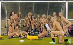  英国女曲棍球球员为集资拍裸体日历 