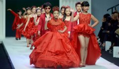  中国时装周上的小模特走秀 被惊艳到了 