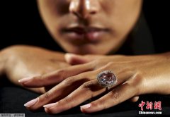  香港富豪3亿元收稀世蓝钻 创全球珠宝拍价新高 