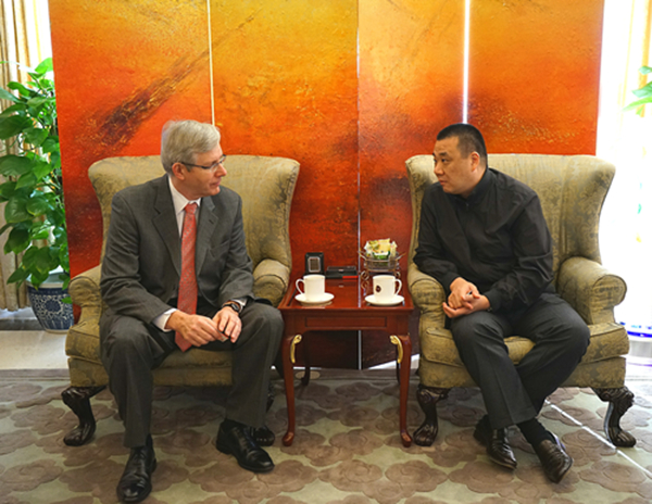 加拿大驻华大使与康美马兴田在京会晤