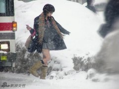  日本妹子大雪中短裙光腿 真的不冷吗？ 