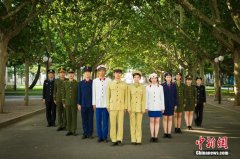  大学生穿建国后6款警服拍创意毕业照 