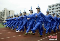  湖南女大学生军训 头顶水瓶走正步 