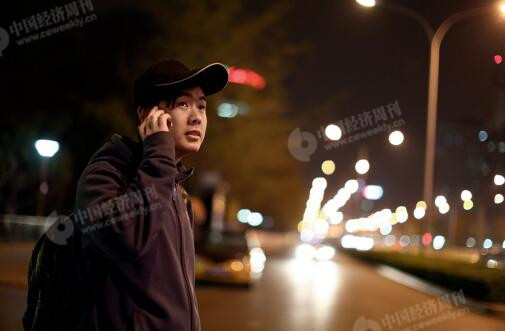 早上七点半，孙先进在燕郊路边等班车到北京去上班，前一天夜里他加班到凌晨一点多才回到家中。