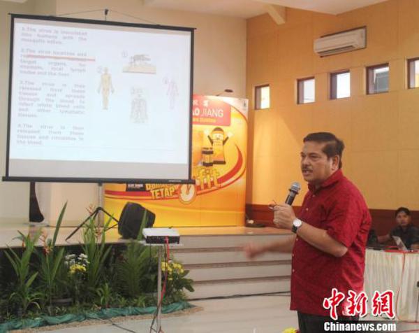 图为印尼棉兰SARI MUTIARA医院院长介绍“登革热”治疗原理。　林永传 摄