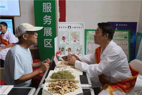 同仁堂药店传统中药制作展示亮相“第三届北京社会公益汇”