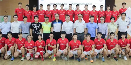  2017 年希望工程•无限极快乐足球志愿者出征仪式在广东第二师范学院举行。