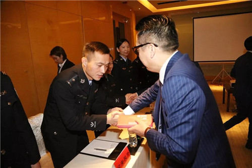 绿叶董事长徐建成、总裁李仙霖捐赠湖北省公安厅基层受困民警