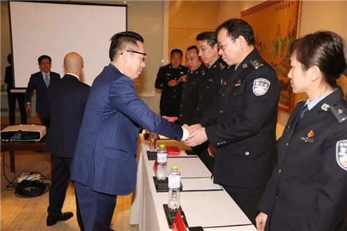 绿叶董事长徐建成、总裁李仙霖捐赠湖北省公安厅基层受困民警
