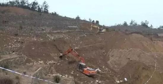 当地政府请来两台大型挖掘机协助工作。