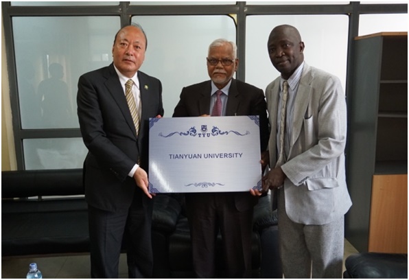 李金元董事长致赠天元大学和天狮学院校匾额给冈比亚大学。双方协定年底来访。