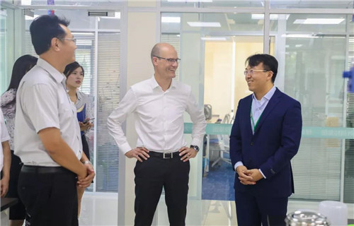 德国赢创全球研发副总裁来访绿叶上海张江博士后工作站共研新科技