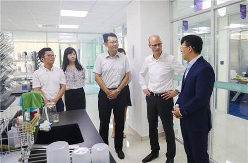 德国赢创全球研发副总裁来访绿叶上海张江博士后工作站共研新科技