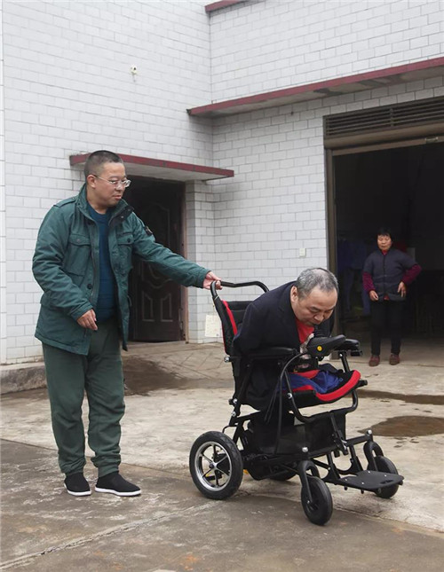 绿之韵公益基金会爱心回访四肢缺失的残疾“画家”周国民