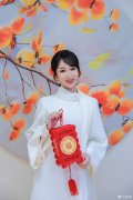  杨紫元宵节复古大片释出 着白色连衣裙手拿红色灯笼笑容甜美 