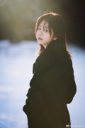  谭松韵分享新疆雪景大片 穿黑色大衣阳光下氛围感十足 