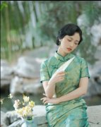 沈月穿绿色旗袍宛若民国美人 气质温婉动人超养眼