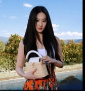 刘亦菲穿吊带背心清纯甜美 黑长直造型化身初恋白月光