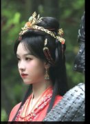  陈都灵穿华丽宫装明艳大气 乌发红唇清冷感拉满 