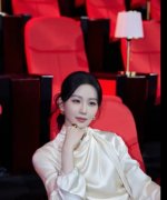  刘诗诗身穿绸缎光面长裙宛如天鹅 单手托腮显典雅 