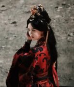  陈都灵穿红色古装张力十足 配金钗珠饰温婉多姿 