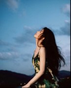  鞠婧祎身穿墨绿色玫瑰吊带长裙 肤白貌美清纯可人 