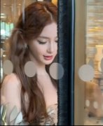  Angelababy穿修身裙性感明媚 垂眸浅笑脸部毫无瑕疵 