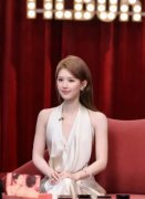  赵露思穿浅色挂脖缎面裙直播 温婉大气状态绝佳 