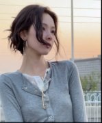  陈都灵灰色针织搭配金属耳环 慵懒松弛高智感十足 